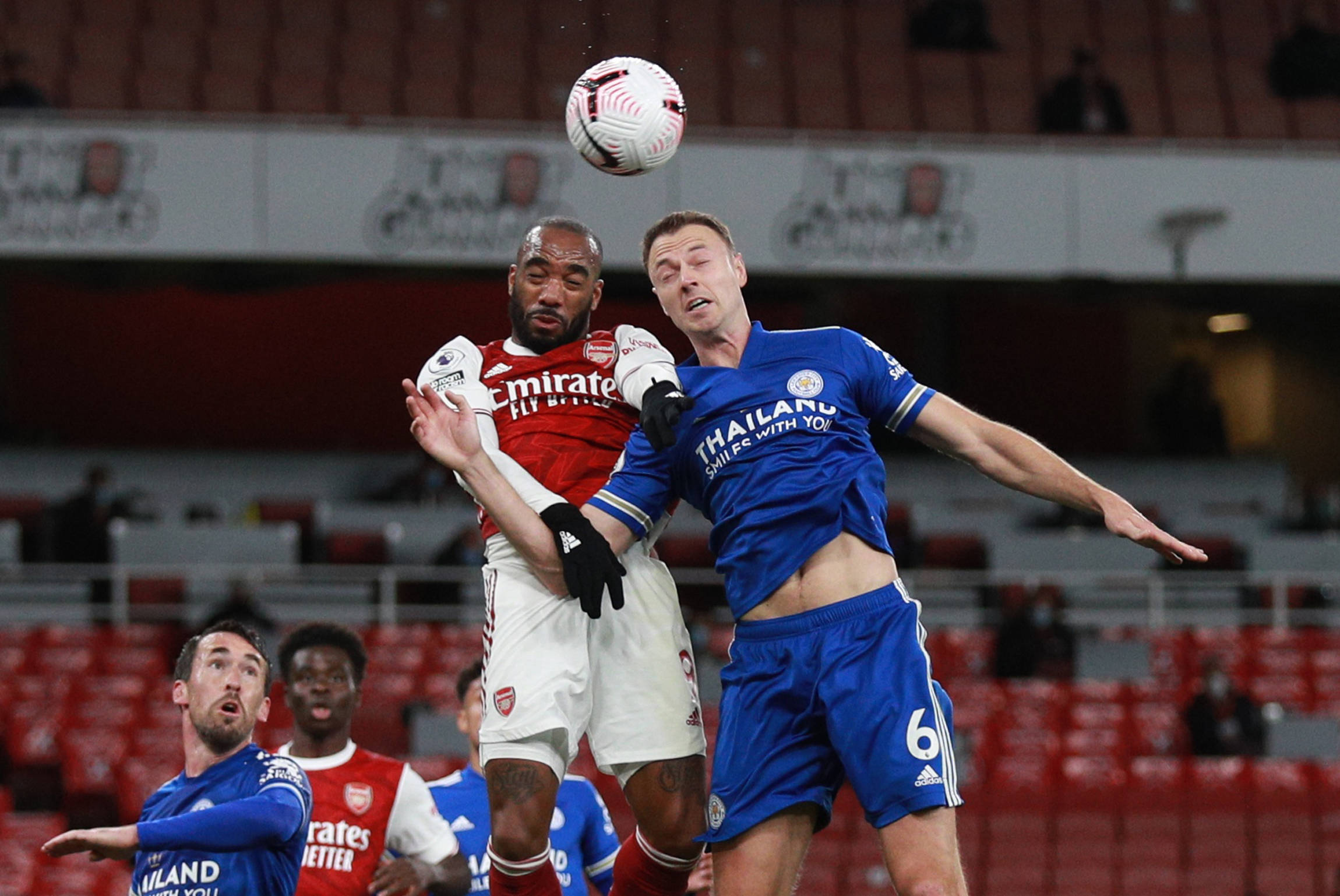 双胞胎学打乒乓球动作神同步